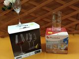 deux verres à vin et une boîte sur la table