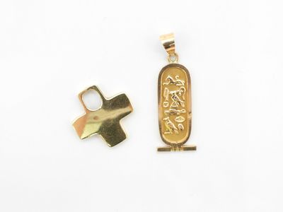 deux pièces d'or ornées d'une croix et d'une croix au centre