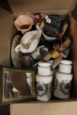 une boîte remplie d'objets assortis qui s'y trouvent