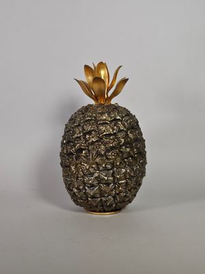 vase doré en forme d'ananas, orné d'une feuille d'or sur le dessus