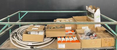 un chariot sur lequel sont empilées de nombreuses caisses contenant du matériel électrique