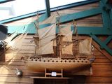une maquette de bateau exposée dans un bâtiment