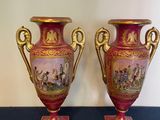 deux vases posés sur une table