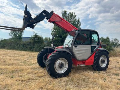 un tracteur qui est garé dans l'herbe
