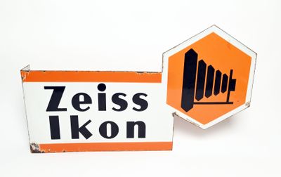 deux panneaux de signalisation indiquant « Zeiss IKN » et un panneau « Stop »