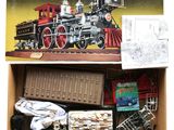 une boîte contenant un circuit de train miniature