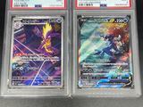 deux cartes à collectionner Pokémon dans des pochettes en plastique, posées sur une table