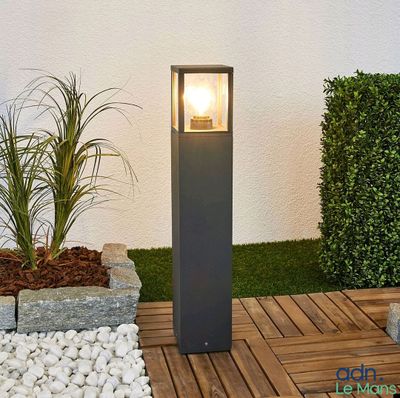 une lampe posée sur une terrasse en bois