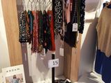 une présentation de vêtements et d'accessoires exposés dans un magasin