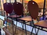 trois chaises posées sur une commode dans une pièce