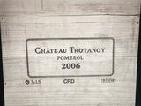 une boîte en bois sur laquelle est apposée une étiquette indiquant « Château Trotanoy »