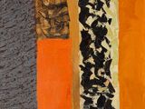 une peinture abstraite composée de rayures orange, jaunes et noires