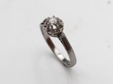 gros plan d'une bague en diamant sur une surface blanche