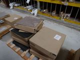 de nombreux cartons empilés sur une palette dans un entrepôt