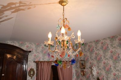 un lustre suspendu au plafond d'une chambre à coucher