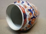 un vase posé sur une table près d'un mur