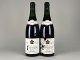 deux bouteilles de vin posées l'une à côté de l'autre sur une table