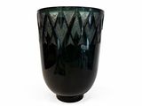 une image d'un vase noir sur fond blanc