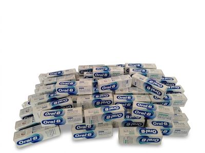 un tas de tubes de dentifrice empilés les uns sur les autres