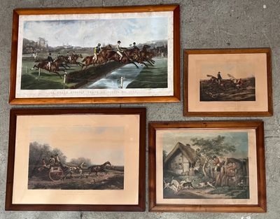 trois photos encadrées représentant des chevaux et des jockeys accrochées au mur