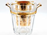 un vase en verre avec une anse dorée sur fond blanc