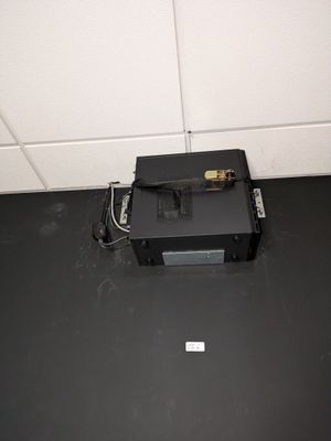 une image représentant une boîte noire posée sur le sol d'une pièce