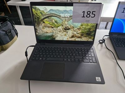 deux ordinateurs portables posés sur une table, avec une étiquette de prix sur l'écran