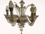 un lustre en verre comportant trois lumières suspendues