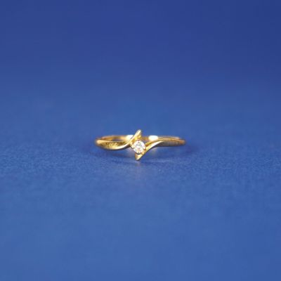une image représentant une bague en diamant sur un fond bleu