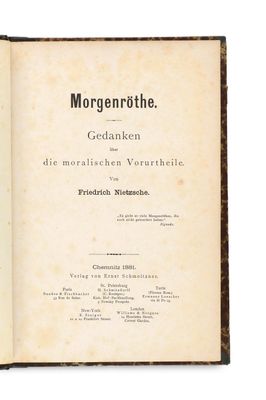 un vieux livre avec un titre en noir et blanc