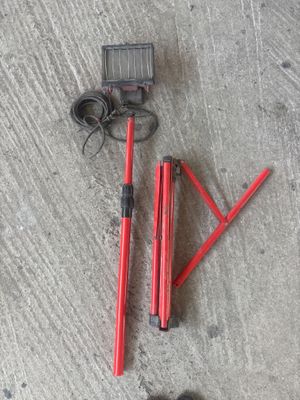 Lampe de travail rouge sur trépied