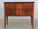 une commode ancienne avec un plateau en marbre et des pieds en bois