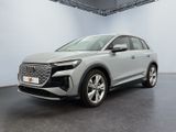 Le nouveau SUV Audi e-trac est exposé dans un showroom