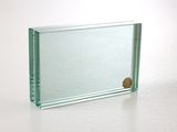 un petit bloc de verre contenant un penny