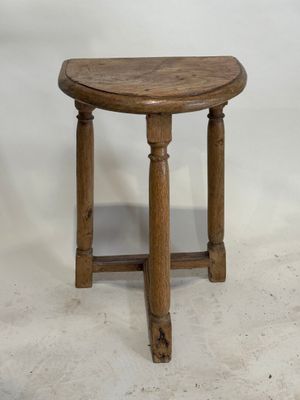 un vieux tabouret en bois aux pieds tournés et à l'assise en bois