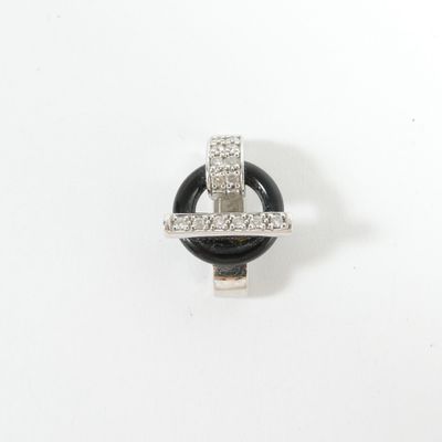 une image représentant une bague en noir et blanc sertie de diamants