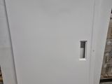 un réfrigérateur blanc placé dans une pièce