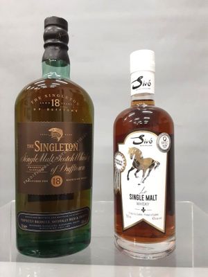 deux bouteilles de whisky single malt exposées