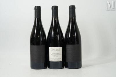 trois bouteilles de vin sont posées sur une surface blanche, devant un fond blanc