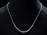 un collier de perles blanches sur un mannequin mannequin mannequin mannequin mannequin mannequin mannequin mannequin mannequin mannequin