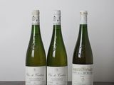 trois bouteilles de vin posées sur une table, l'une à côté de l'autre