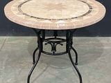 une table dont le plateau est en marbre
