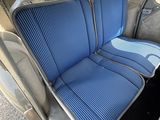 deux sièges bleus à l'arrière d'un bus