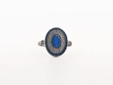 une bague en argent avec une pierre bleue au centre