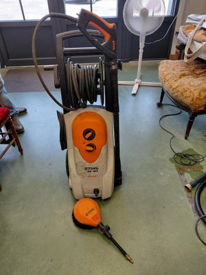 un aspirateur posé par terre dans une pièce