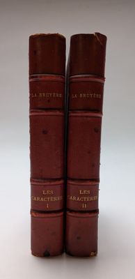 deux livres posés côte à côte sur une table