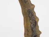 une sculpture représentant une banane dans laquelle on a creusé un motif