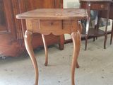 une petite table avec un tiroir dans une pièce