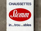 a sign on the wall that says, chassettes stern in trou ables
