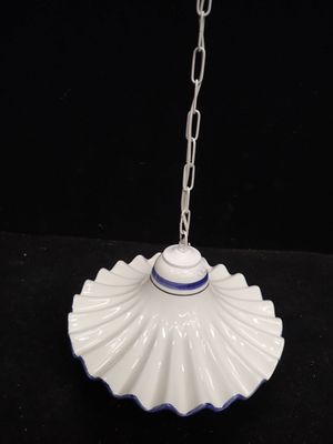 une image représentant une lampe blanche et bleue suspendue à une chaîne